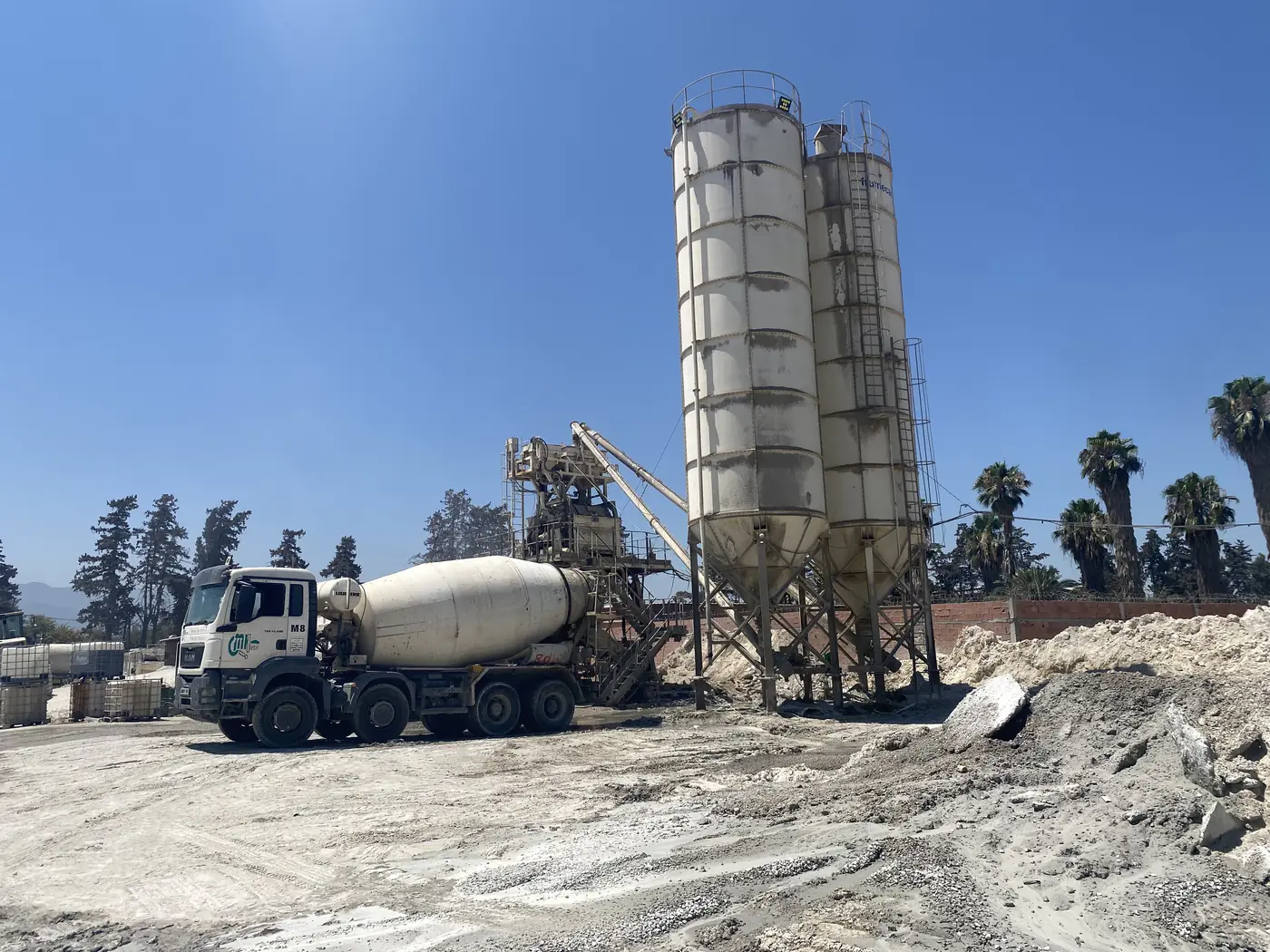 Camion-malaxeur CMH Béton devant la centrale